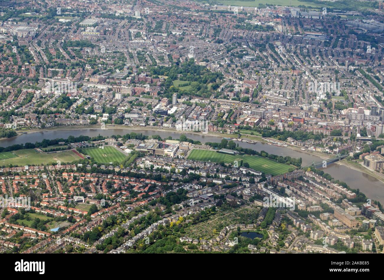 Vista aerea del fiume Tamigi che scorre tra Barnes and Hammersmith su una soleggiata giornata estiva. Foto Stock