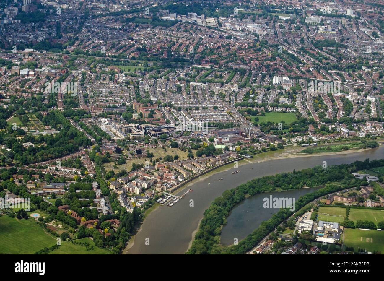 Vista aerea del fiume Tamigi che scorre tra Chiswick e Barnes a ovest di Londra su una soleggiata giornata estiva. La gamba o di montone stagno è al fondo Foto Stock