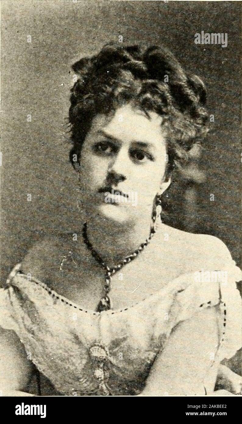 Belles, beaux e il cervello degli anni sessanta . Lo stato nel suo tempo. La coppia erano popolari nel lavare-ington cerchi, e rammarico era il generale quando essi wentSouth. Essi hanno portato a Richmond con loro un littledaughter, che hanno accolto la notorietà del suo madri sidein la nuova generazione. Miss Mattie Ould notenter ha la sua adolescenza fino alla warwas un anno di età. In corrispondenza della sua closeand poco dopo ella hadmade forse un di più ampia portata-ing fama rispetto a qualsiasi belle delcarrello60s. Costretti in societywhen ma un bambino, la sua strik-ing e peculiare bellezza hadadded ad essa un resistless mannerand una satira che letteralmente startledby la sua audacia e il punto Foto Stock