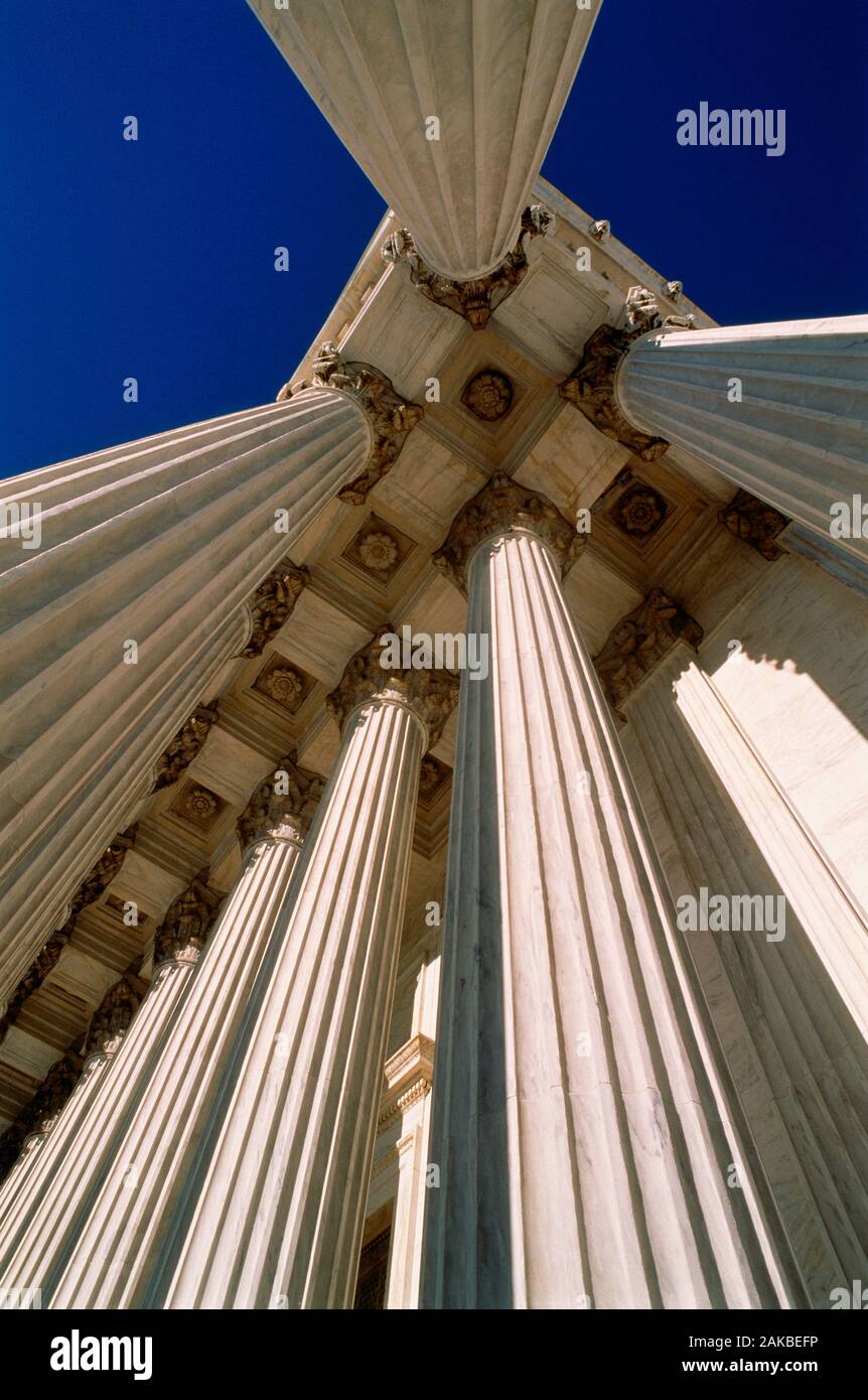 Basso angolo visualizzazione delle colonne, la Corte suprema, Washington D.C., USA Foto Stock