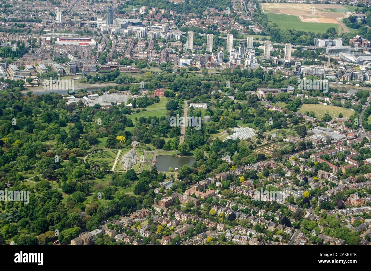 Vista aerea della storica Royal Botanic Gardens di Kew a Londra ad ovest su una soleggiata giornata estiva. La Casa delle Palme è al centro dell'immagine con Bren Foto Stock
