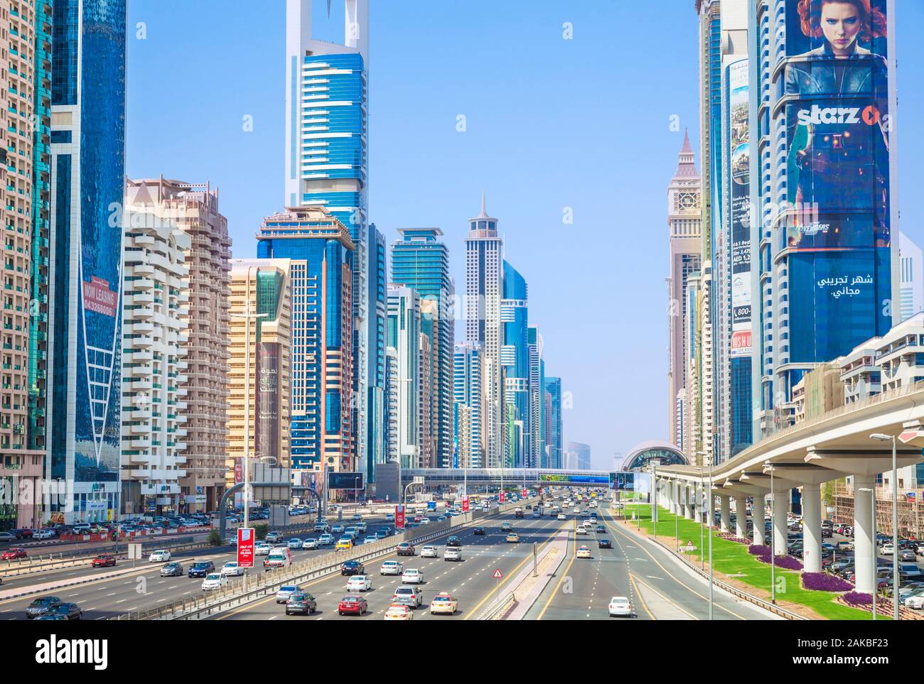 Skyline di Dubai con traffico Sheikh Zayed Road e grattacieli sullo skyline di Dubai Dubai City Emirati Arabi Uniti Emirati Arabi Uniti Medio Oriente Foto Stock