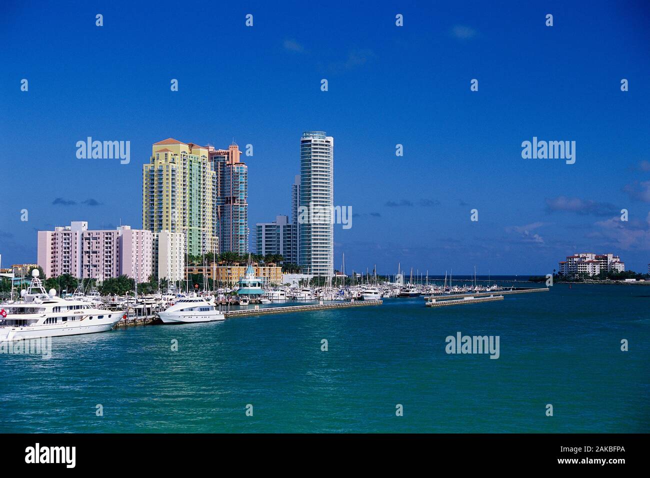 Yacht di lusso e dello skyline della città, Miami Beach, Florida, Stati Uniti d'America Foto Stock