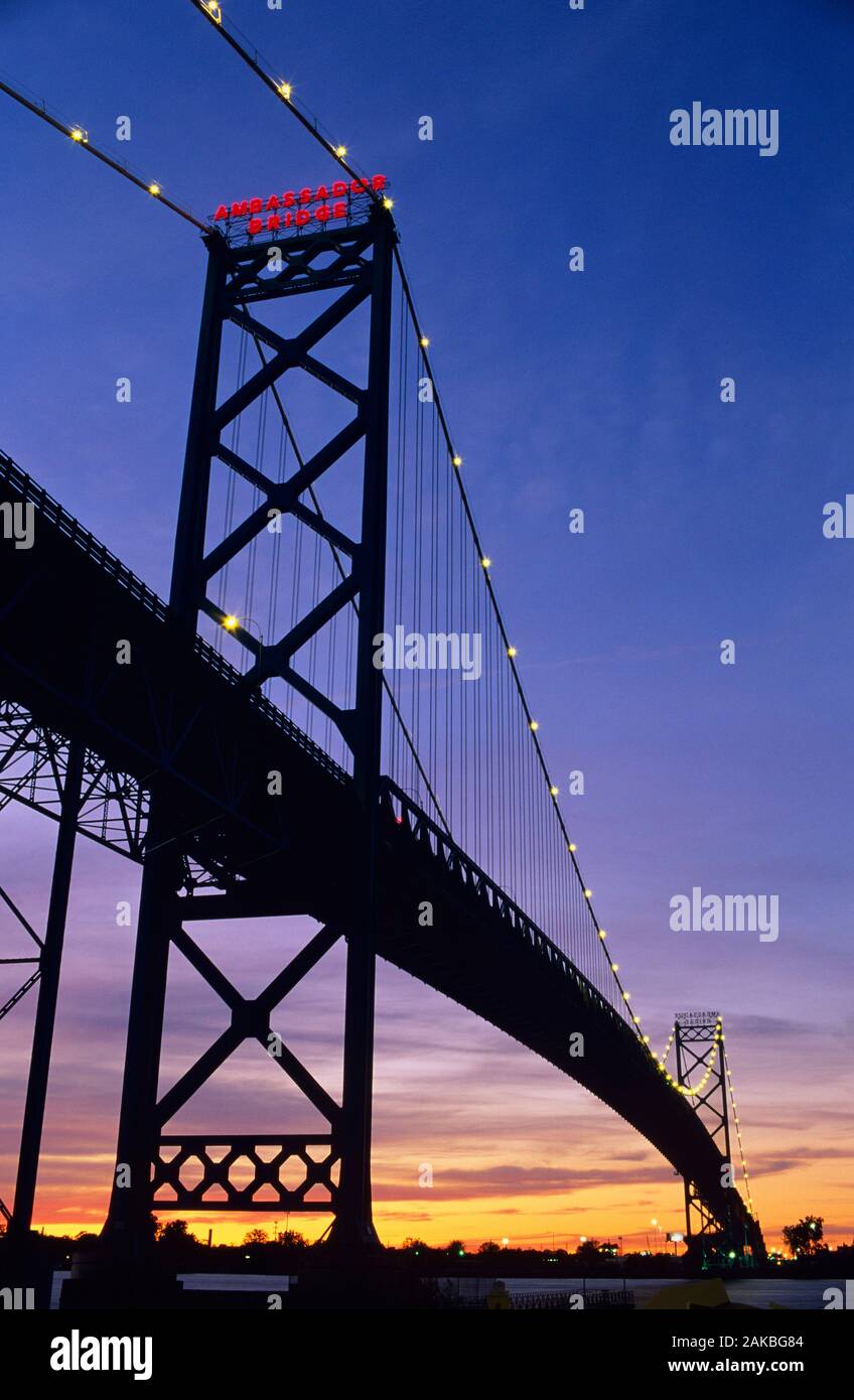 Ambassador Bridge al tramonto, Michigan e Ontario frontiera, USA/Canada Foto Stock