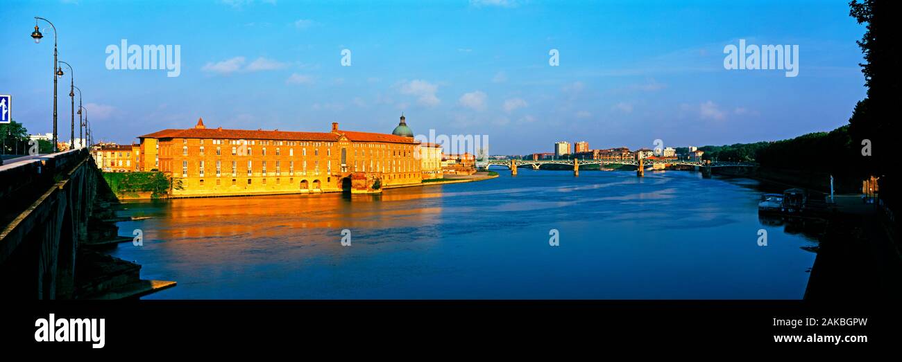 Vista panoramica di Hospice de la tomba e il fiume Garonne, Toulouse, Francia Foto Stock