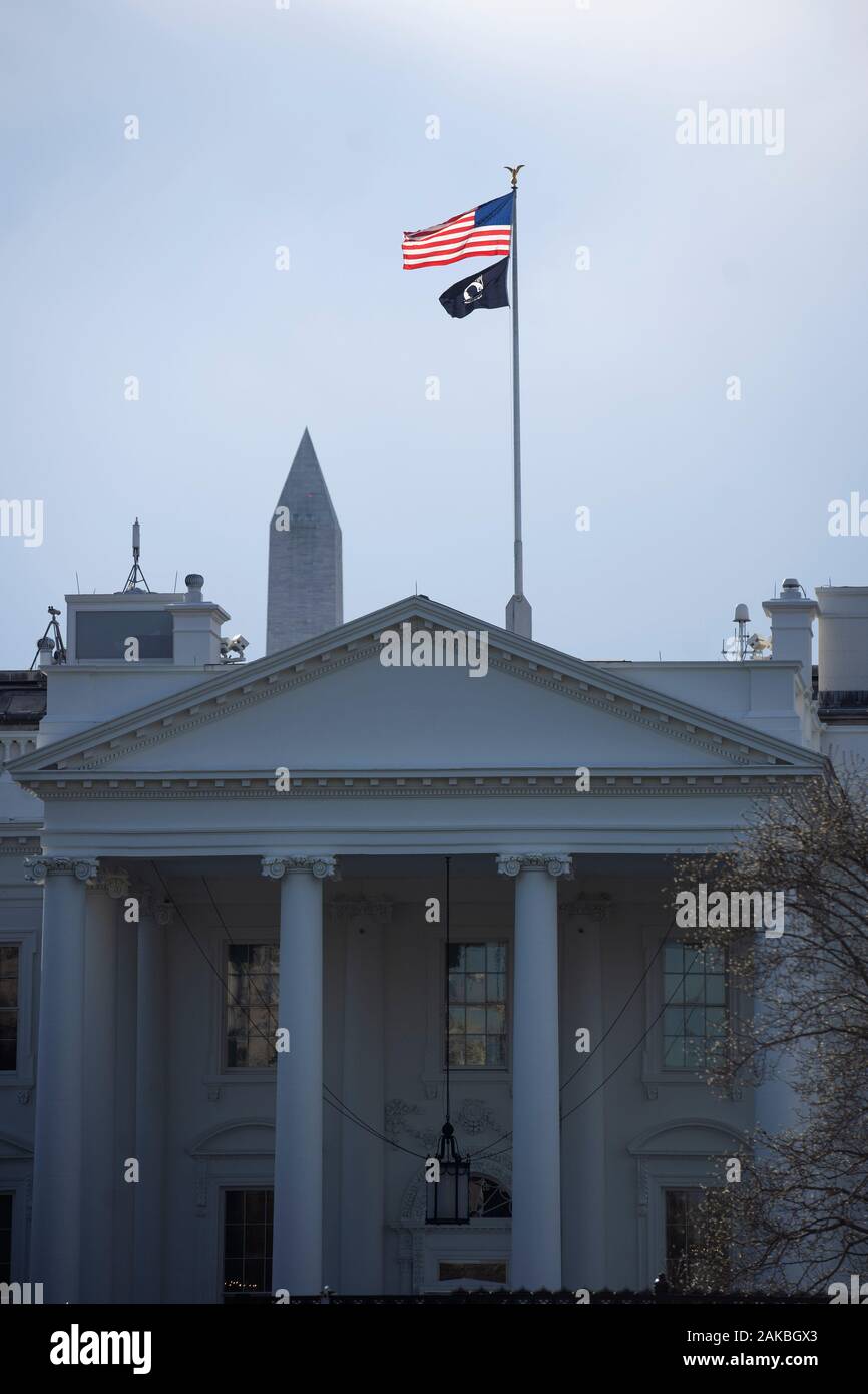 (200108) -- WASHINGTON, 8 gennaio, 2020 (Xinhua) -- Foto scattata il 8 gennaio, 2020 mostra la Casa Bianca a Washington D.C., gli Stati Uniti. Stati Uniti Presidente Donald Trump detto mercoledì che nessun numero di vittime negli Stati Uniti erano scaturite dall Iran missili dell attentato contro le forze americane in Iraq il martedì. (Xinhua/Liu Jie) Foto Stock