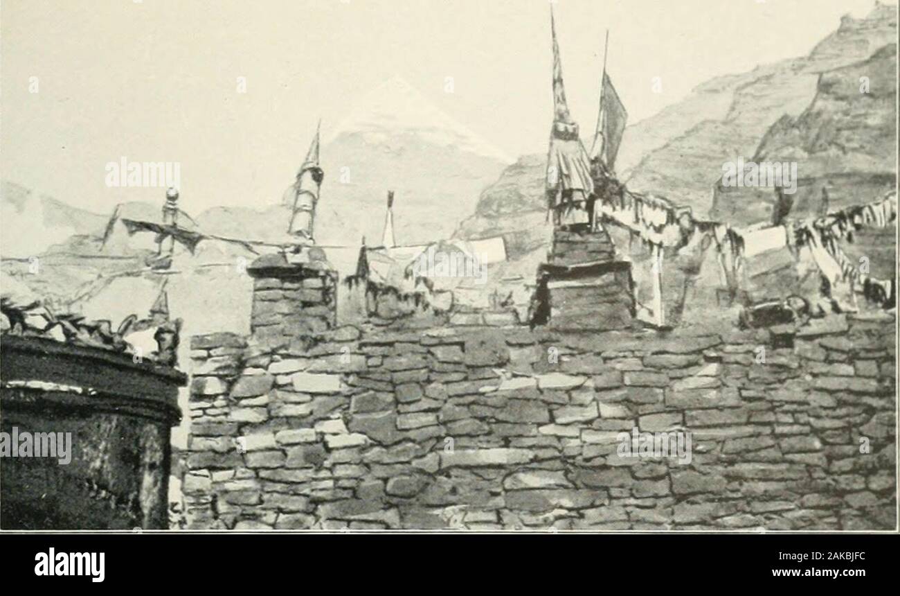 Trans-Himalaya; scoperte e avventure in Tibet . essere seduti su adune nel cuore di Takla-makan deserto. Abbiamo scivolato giù per il fianco al riparo della duna,ma qui, fuori del vento, è stato ancora peggio. Abbiamo wereenveloped in nuvole di sabbia che penetrate ovunque,nei nostri occhi, le orecchie e occhi, e irritato la pelle whereit è entrato in contatto con il corpo. I lamenti howl delcarrello tempesta era sentito sopra e intorno a noi. Il mio oarsmenslept o passeggiato circa, ma le loro orme rimasero a onceobliterated dal vento. Ho giocato con la sabbia come achild-lasciarlo rotolare giù il lee-lato, costruito a SMA Foto Stock
