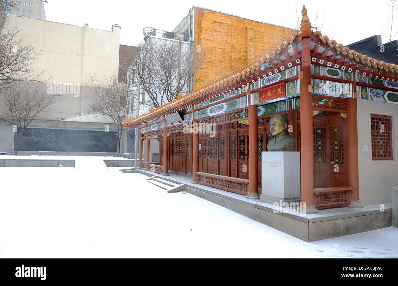 Sun Yat-Sen Park aka posto su Yat-Sen di bronzo con una dimensione di vita busto del Dott. Sun Yat-Sen il padre fondatore della Repubblica di Cina in un giorno di neve in Chinatown.Montreal.Québec.Canada Foto Stock