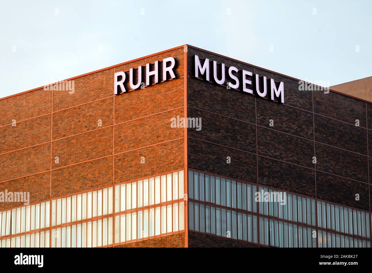 Essen, la zona della Ruhr, Renania settentrionale-Vestfalia, Germania - Museo della Ruhr a Zeche Zollverein, patrimonio mondiale UNESCO Zollverein, illuminato scritte sul fa Foto Stock