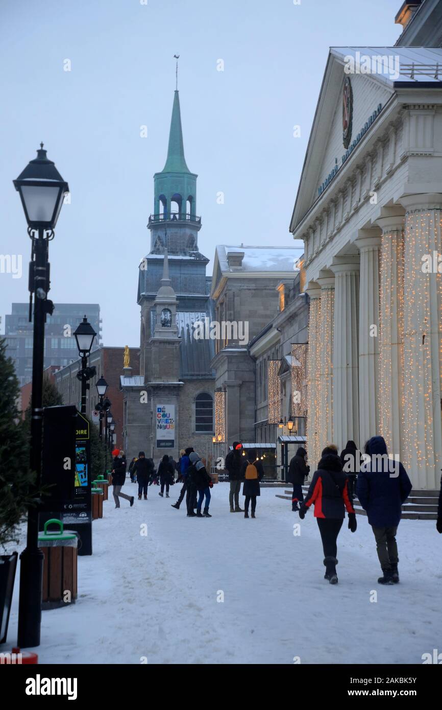 Mercato di Bonsecours in rue Saint-Paul Est con Notre-Dame-de-Bon-Secours Cappella in background. La vecchia Montreal.Montreal.Québec.Canada Foto Stock