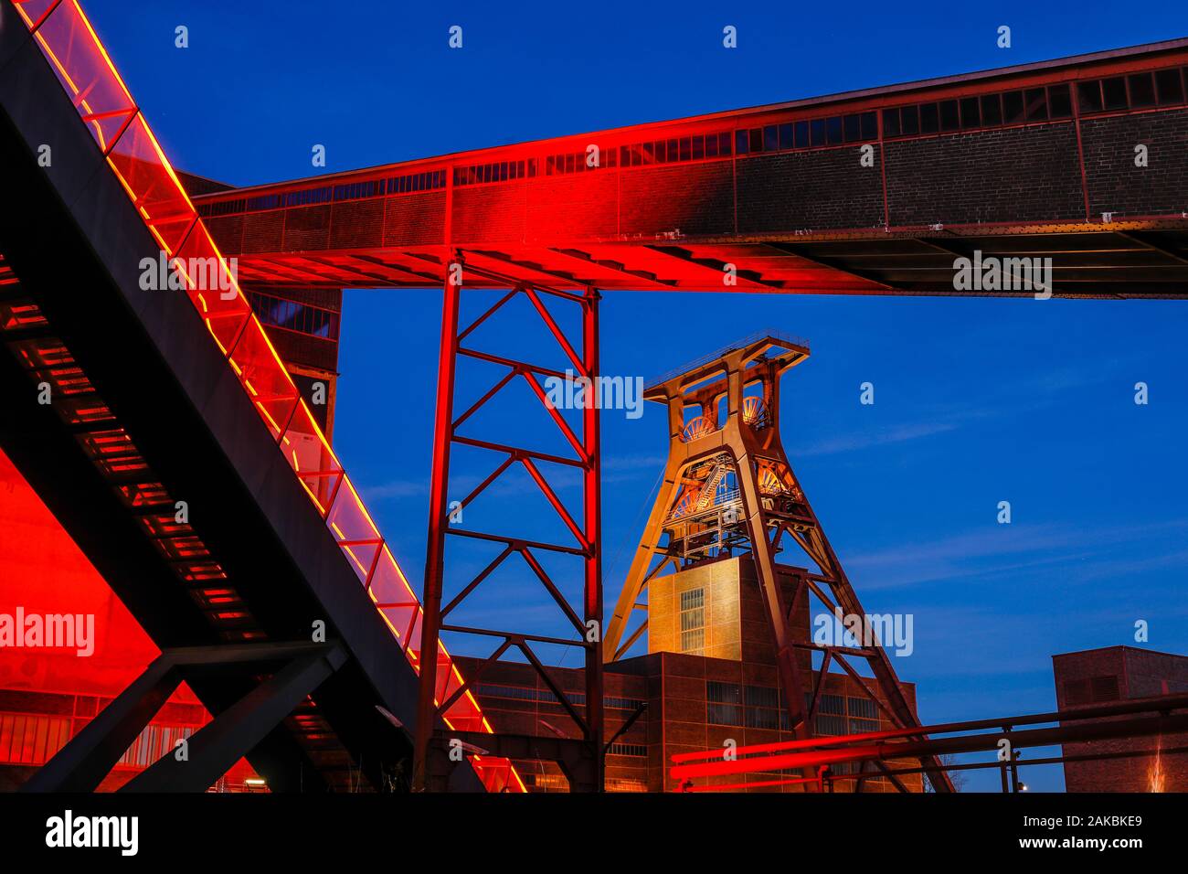 Essen, la zona della Ruhr, Renania settentrionale-Vestfalia, Germania - Zeche Zollverein, patrimonio mondiale UNESCO Zollverein, illuminato in rosso nel crepuscolo della sera. Es Foto Stock