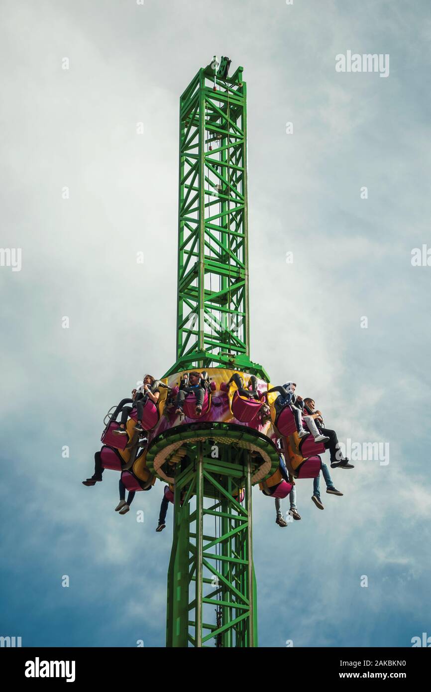 Le persone aventi il divertimento su una bicicletta in Alpen Turbo Drop all Alpen amusement park vicino a Canela. Un piccolo e affascinante città nel sud del Brasile. Foto Stock