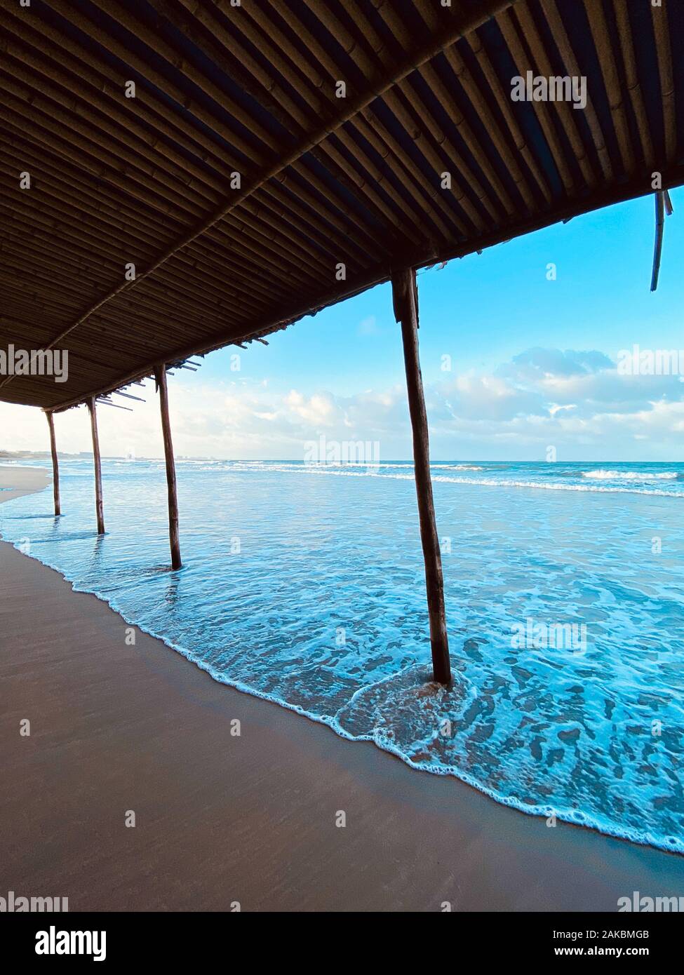 Seascape, vista mare da sotto il tetto di bambù. Viaggiare in Asia Foto Stock