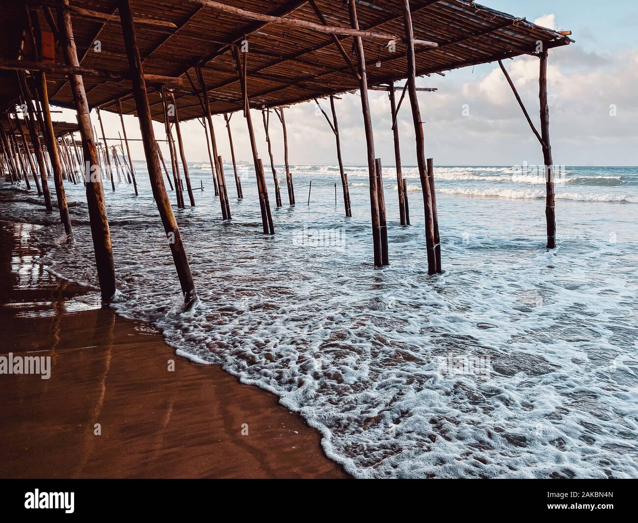 Seascape, vista mare da sotto il tetto di bambù. Viaggiare in Asia Foto Stock