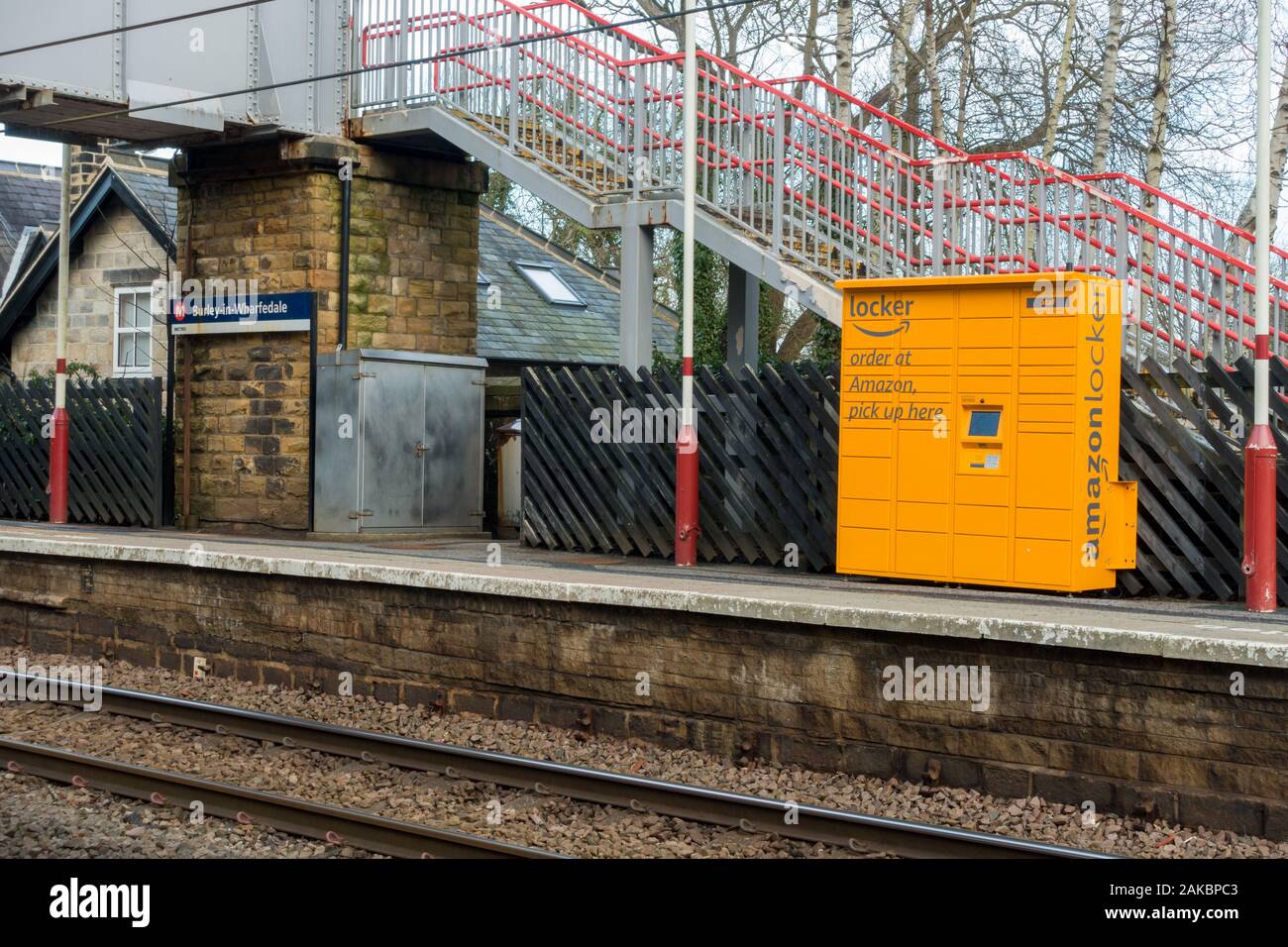 Armadietto di Amazon il punto di prelevamento al Burley in Wharfedale stazione ferroviaria sul Leeds Bradford treno linea, West Yorkshire, Regno Unito Foto Stock