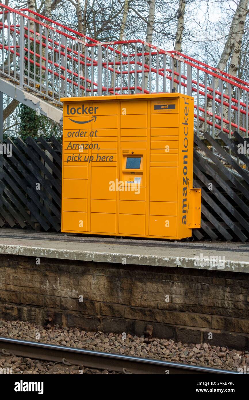 Armadietto di Amazon il punto di prelevamento al Burley in Wharfedale stazione ferroviaria sul Leeds Bradford treno linea, West Yorkshire, Regno Unito Foto Stock