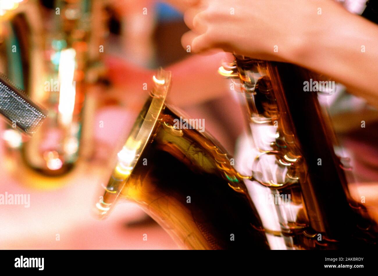 Una lunga esposizione shot con close-up di sassofonista, Giappone Foto Stock