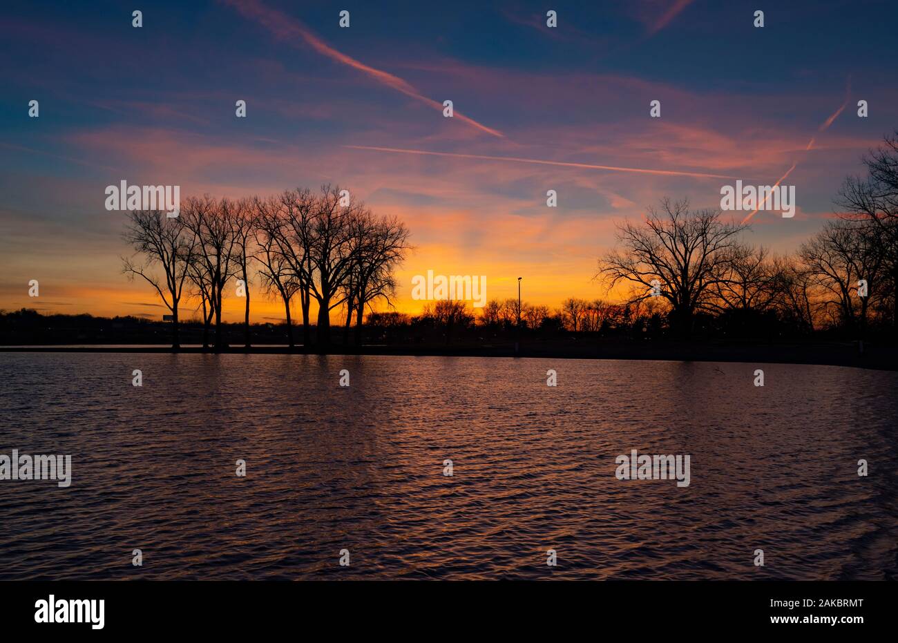 Tramonto rosso sul lago Midwest Foto Stock