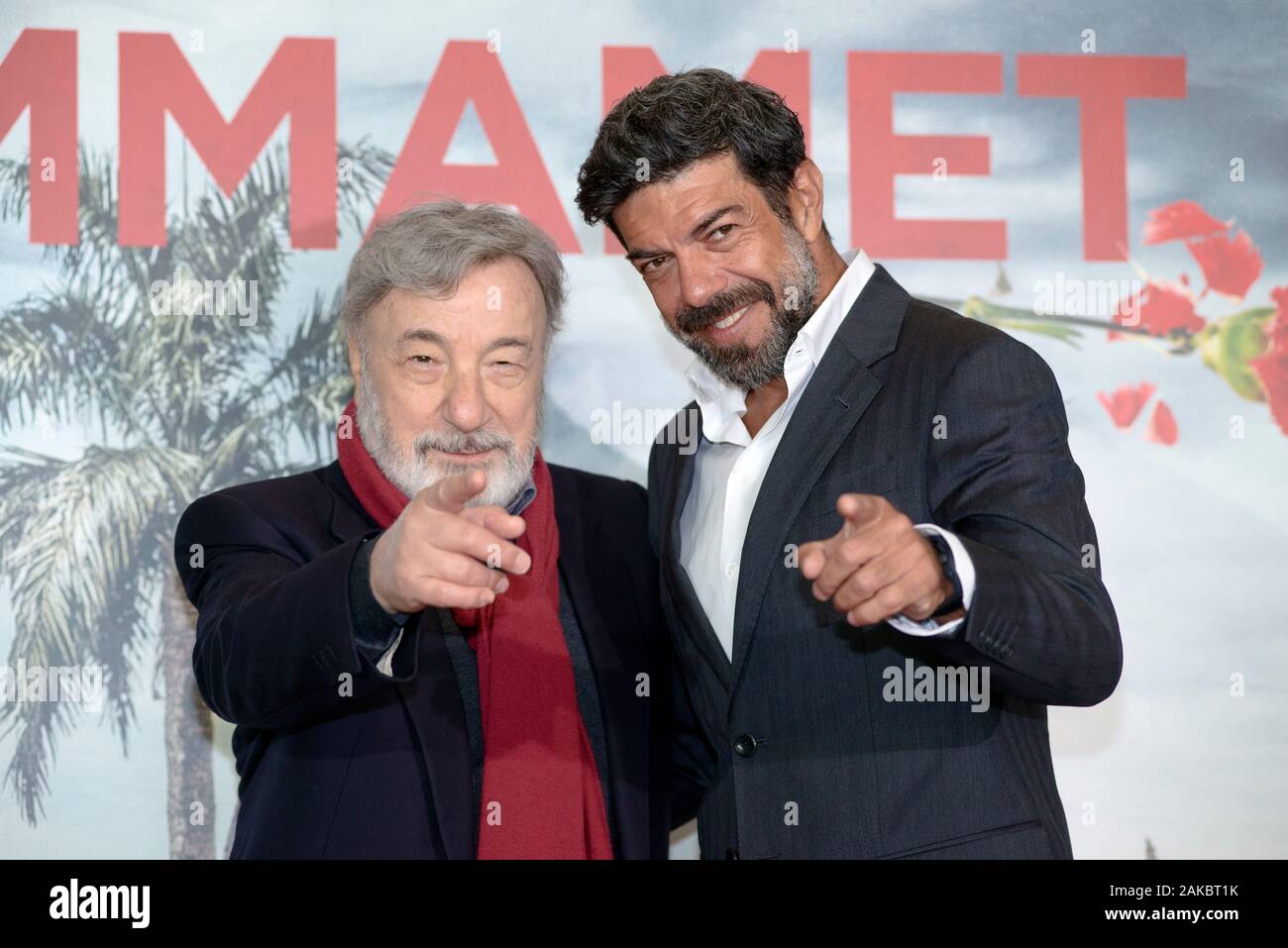 Pierfrancesco Favino e Gianni Amelio frequentando il photocall di Hammamet in Roma Foto Stock