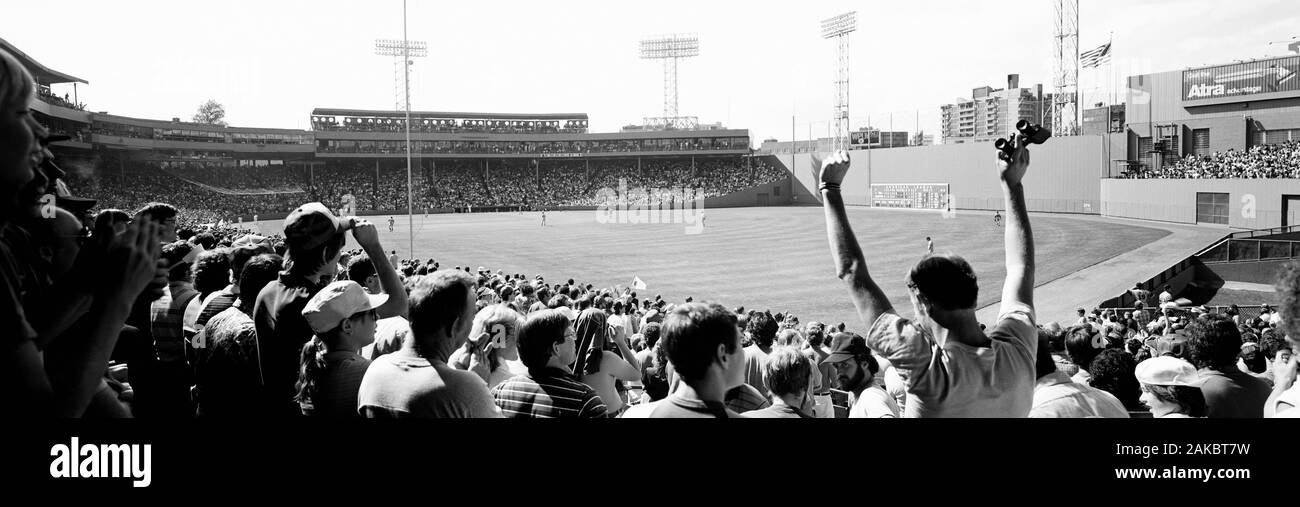 Vista di persone sul Stadium, Fenway Park, Boston, Massachusetts, STATI UNITI D'AMERICA Foto Stock