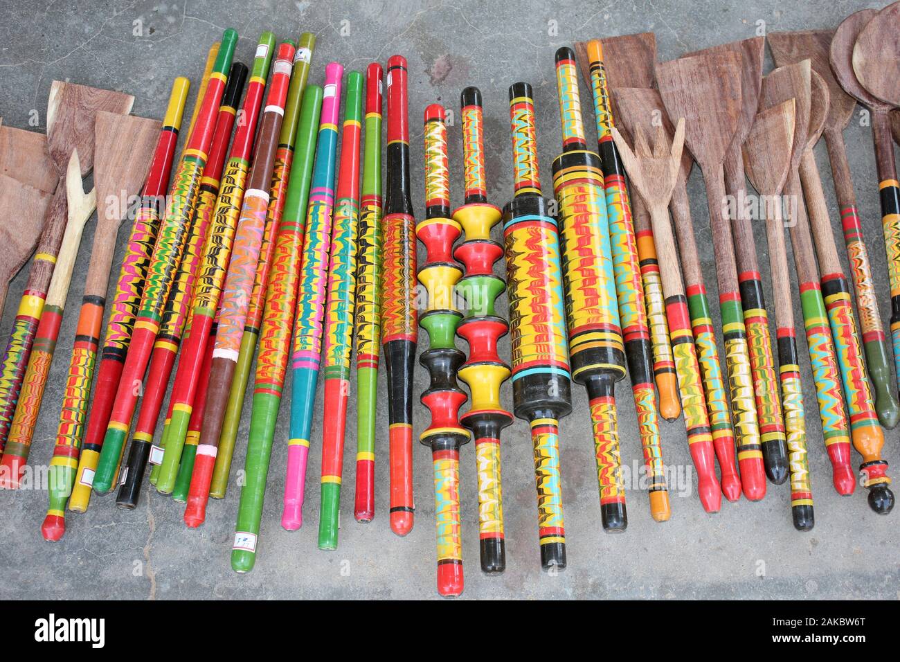 Lacca colorata ware - scolpito a mano oggetti in legno sono coperti in lac - una resina ottenuta da alberi. Villaggio Nirona, Gujarat, India Foto Stock