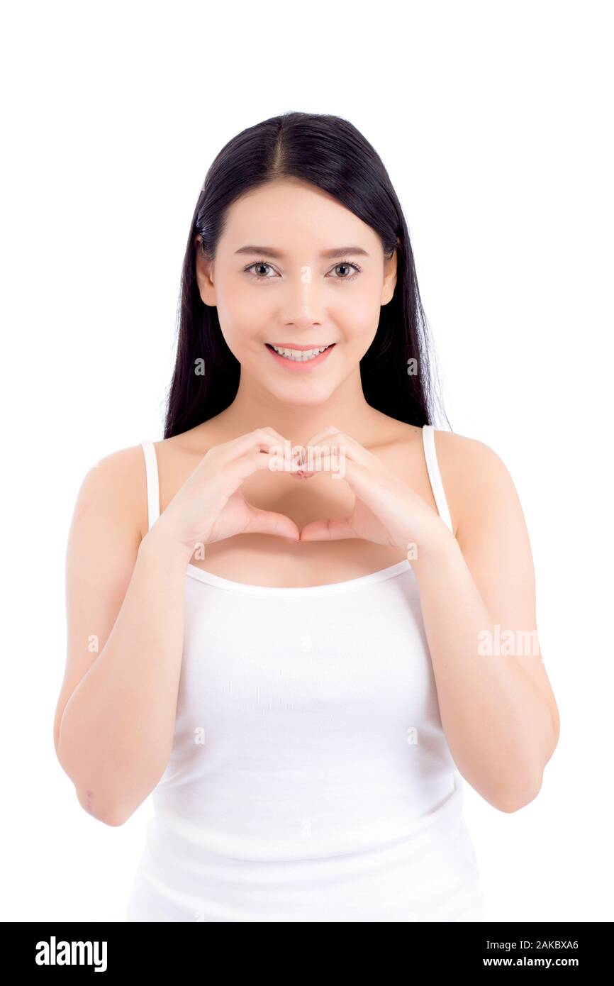 Bella donna asiatica mostra forma di cuore con la mano, ritratto ragazza modello isolato su sfondo bianco, il concetto di assistenza sanitaria. Foto Stock