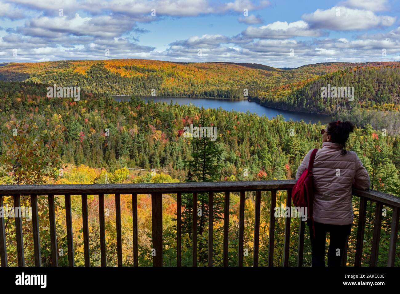 Canada, provincia del Québec, regione Mauricie, Mauricie National Park nei colori dell'estate indiana, Lago Wapizagonke modello di rilascio OK Foto Stock