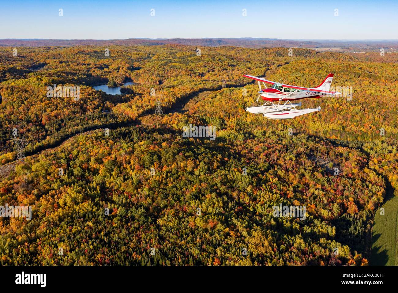 Canada, provincia del Québec, regione Mauricie, volo con Hydravion Aventure company dell India in periodo estivo, Cessna 206 sopra la foresta boreale (vista aerea) Foto Stock