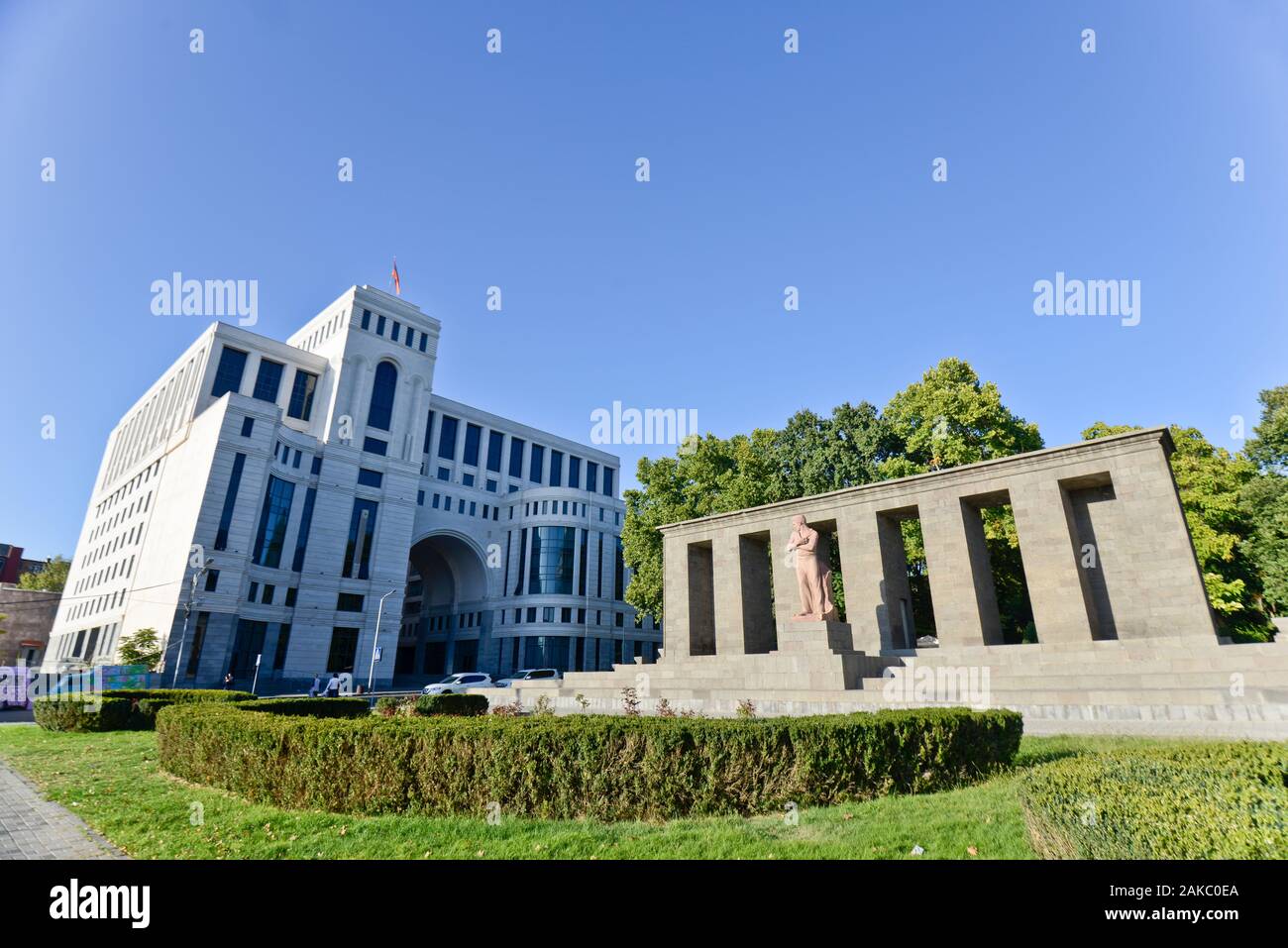 Yerevan: Stepan Shahumyan monumento e il Ministero degli Affari Esteri. Armenia Foto Stock