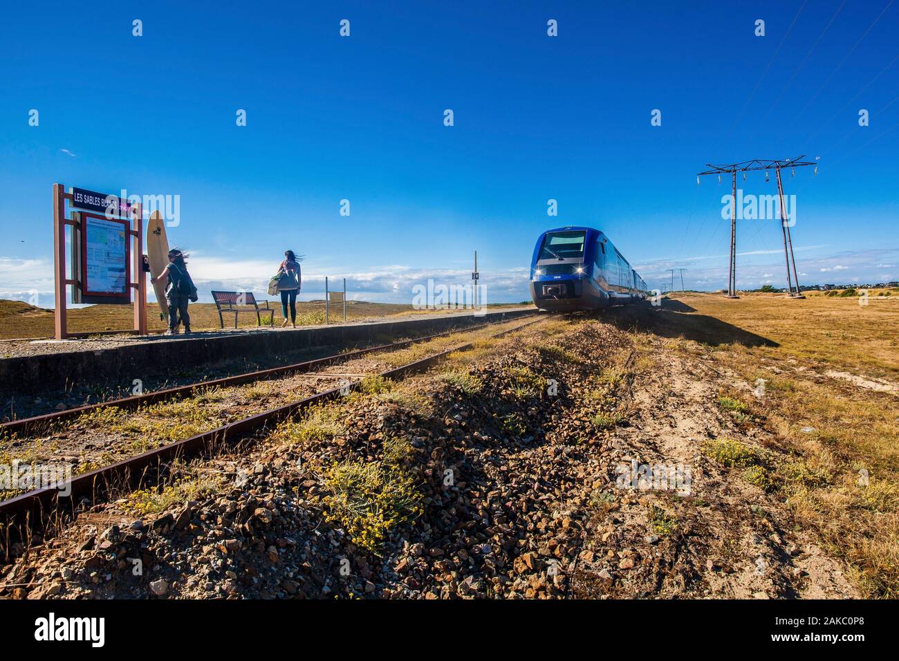 Francia, Morbihan, Plouharnel, Le Tire Bouchon, un treno turistico che collega Auray per Quiberon, all'Sables Blanc fermata ferroviaria Foto Stock