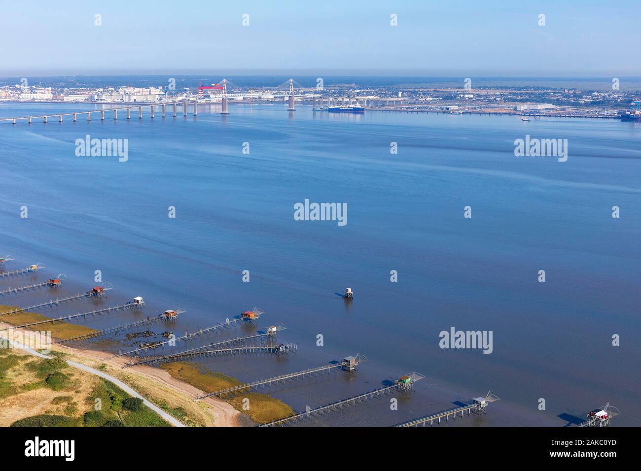 Francia, Loire Atlantique, Saint Brevin, pesca sull'estuario della Loira e St Nazaire ponte (vista aerea) Foto Stock
