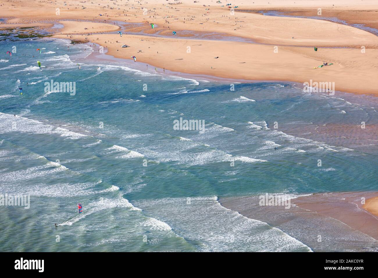 Francia, Vendee, Talmont Saint Hilaire, spiaggia Veillon in estate (vista aerea) Foto Stock