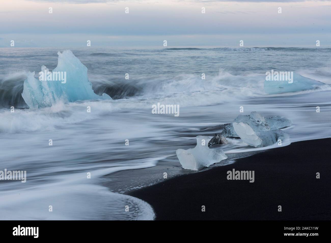 L'Islanda, Regione Austurland, Breidhamerkursandur, iceberg arenati su una spiaggia vulcanica accanto a Jokulsarlon laguna glaciale Foto Stock