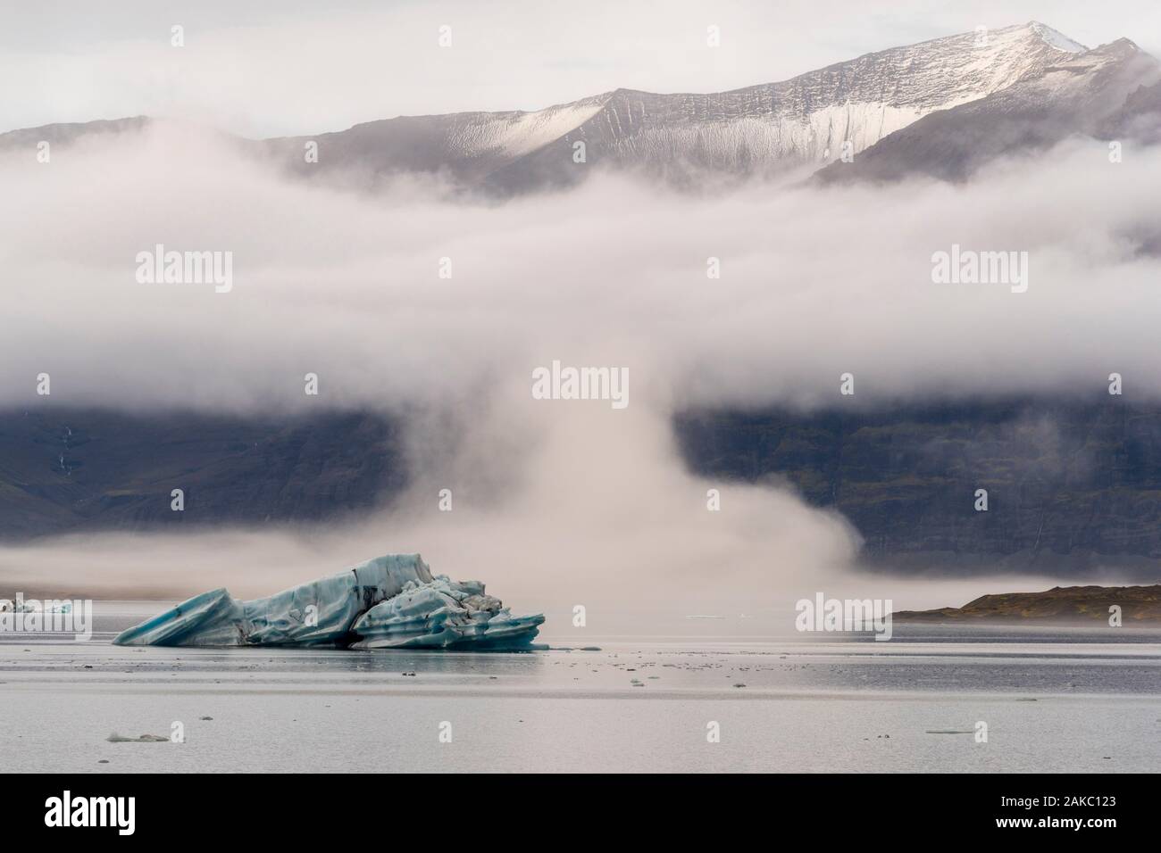 L'Islanda, Austurland, Vatnajokull National Park, iceberg galleggianti in laguna glaciale di Jokulsarlon Foto Stock