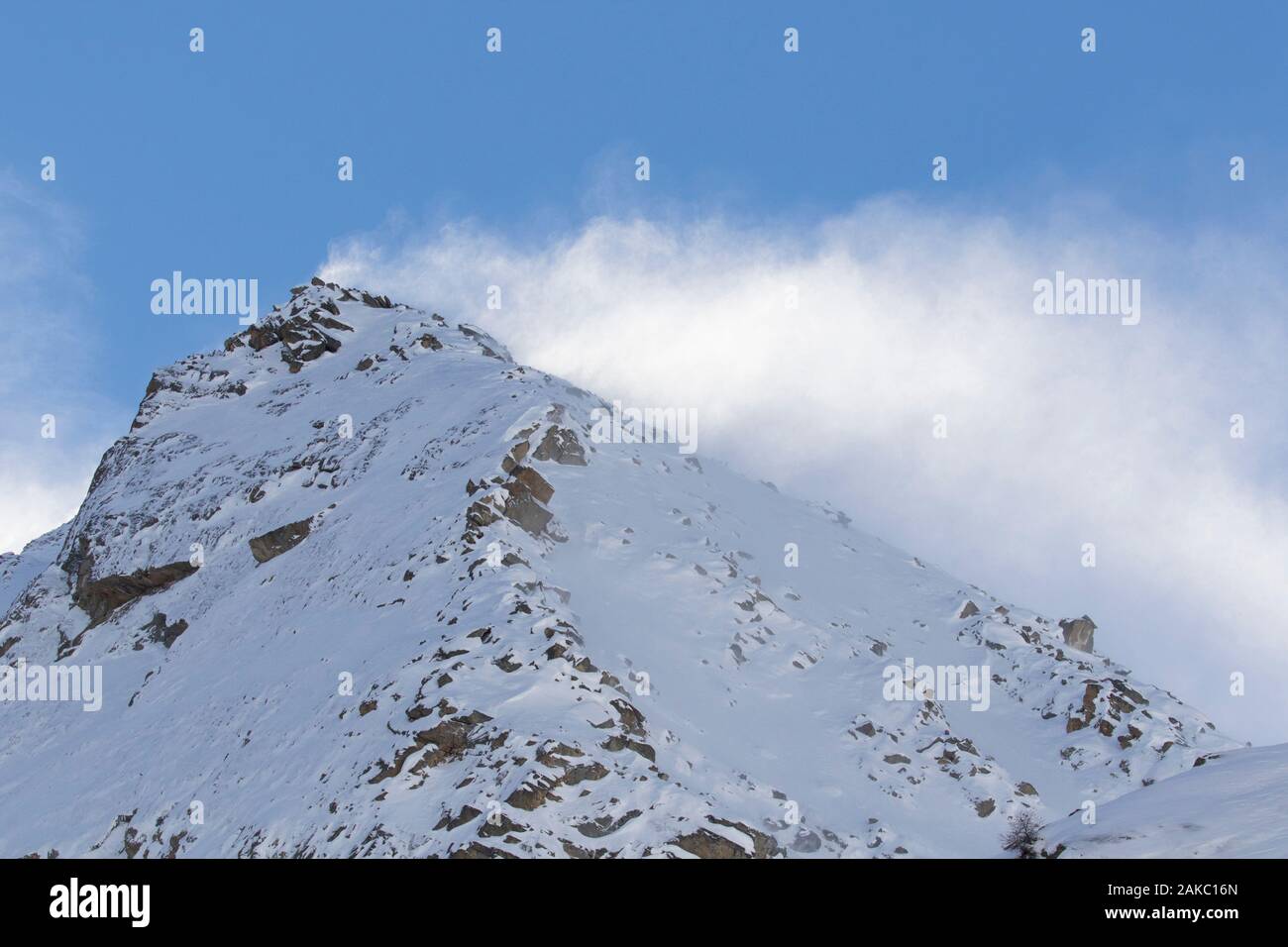 Coperta di neve montagna / pinnacle cima dell'Arolley in inverno, nel massiccio del Gran Paradiso delle Alpi Graian, Valle d'Aosta, Italia Foto Stock