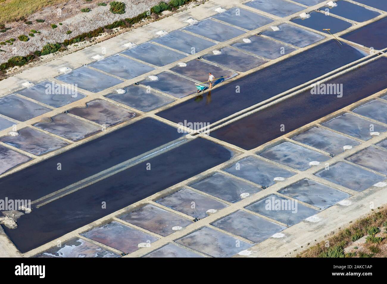 Francia, Charente Maritime, Ile de Re, Ars en Re, lavoratore di sale nelle saline (vista aerea) Foto Stock