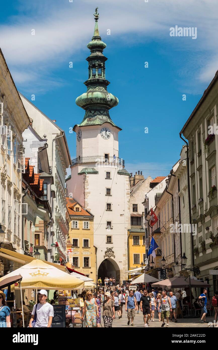 Slovaquie, Bratislava, la rue Michalska et la porte Michel (Michalska Brana), tour datant du XIVème siècle avec la partie octogonale du XVIème et le toit barocco du XVIIIème siècle Foto Stock