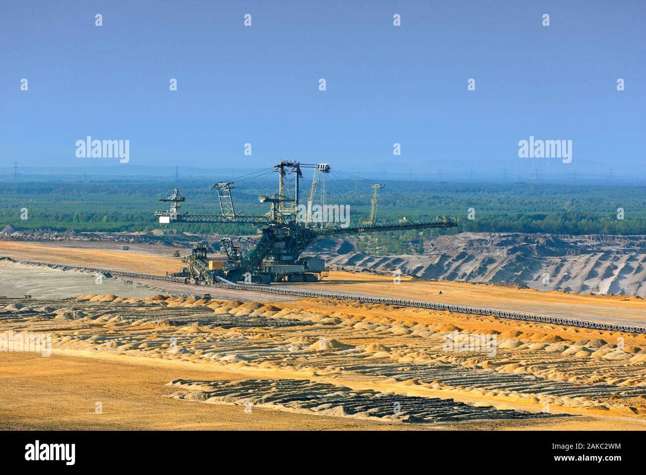 Marrone / carbone lignite estratta da un enorme escavatore a Nochten a cielo aperto pit, miniera di lignite vicino a Weisswasser, in Sassonia, Germania Orientale Foto Stock