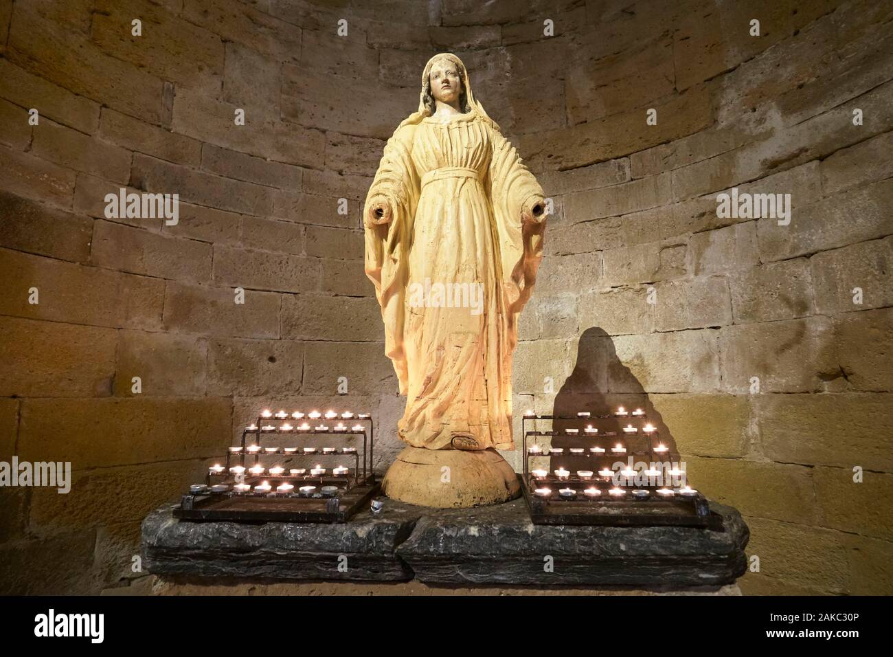 Francia, Herault, Villeneuve les Maguelone, vicino a Palavas les Flots, Saint Pierre et Saint Paul Maguelone cattedrale costruita su un ex isola vulcanica, statua della Vergine Foto Stock