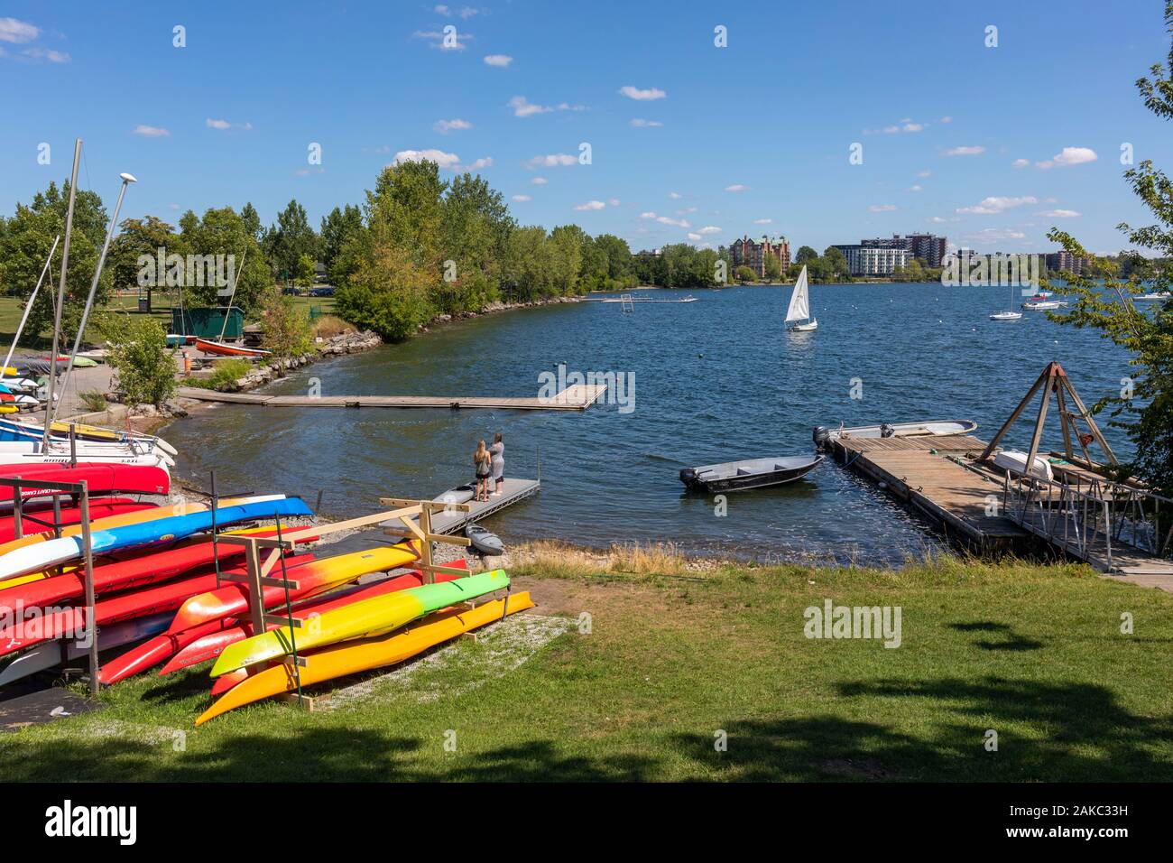 Canada, Provincia di Quebec, Montreal, Pointe-Claire, Canoa Club di Lakeshore Road, barche a vela sul lago di San Luigi Foto Stock