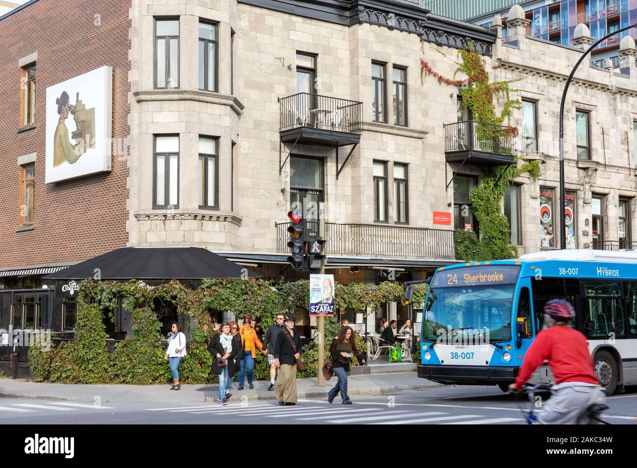 Canada, Provincia di Quebec, Montreal, Plateau-Mont-Royal, Saint-Denis Street, Café Cherrier, attraversamento pedonale e STM (Société de transport de Montréal) bus Foto Stock