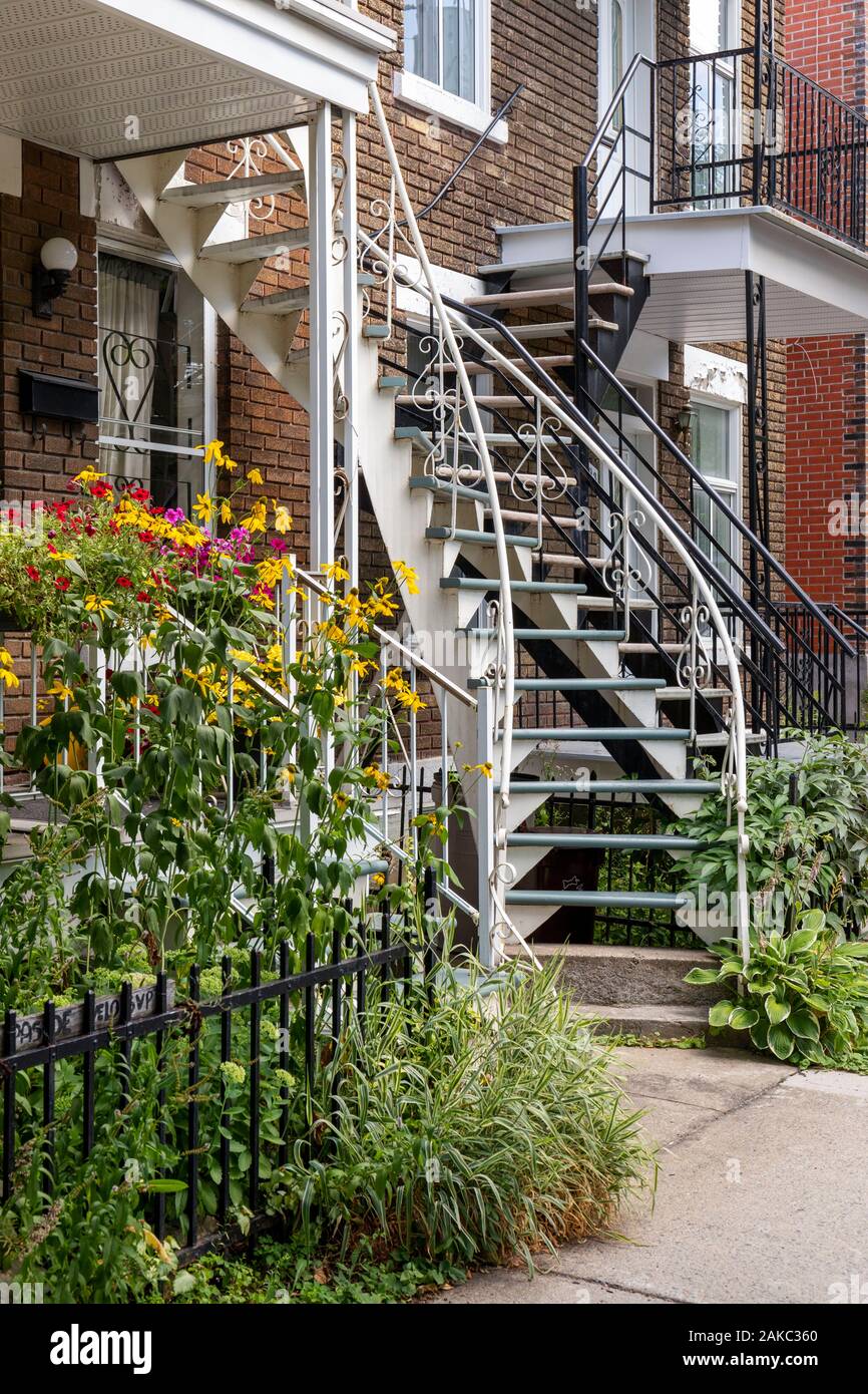 Canada, Provincia di Quebec, Montreal, Villeray-Saint-Michel-Parc-Estensione Borough, quartiere Villeray, tipica casa di Montreal con letti in ferro battuto con scala esterna e muri di mattoni Foto Stock