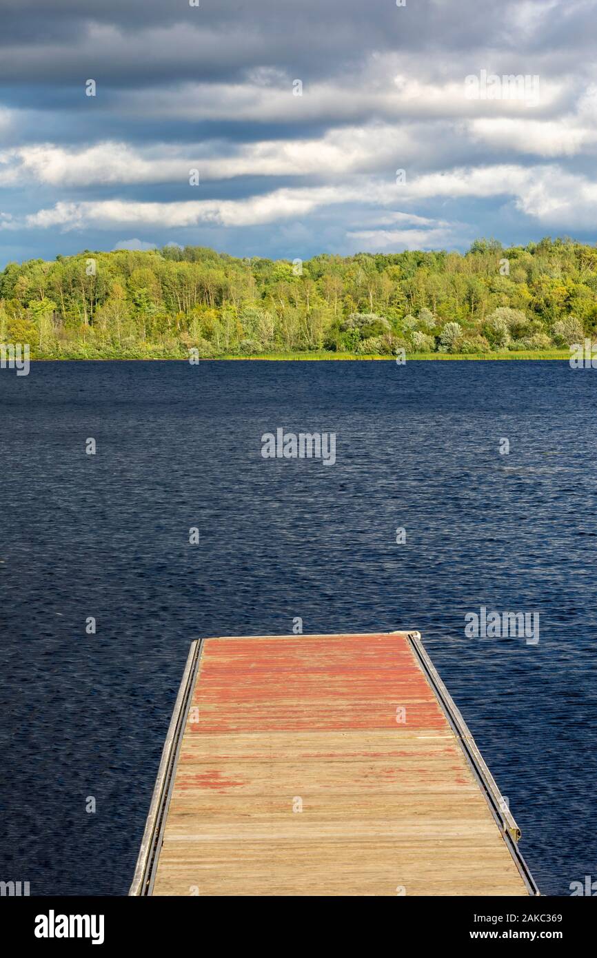 Canada, Provincia di Quebec, Mauricie regione, città di Shawinigan, pontile in legno che si affaccia sul fiume Saint-Maurice Foto Stock