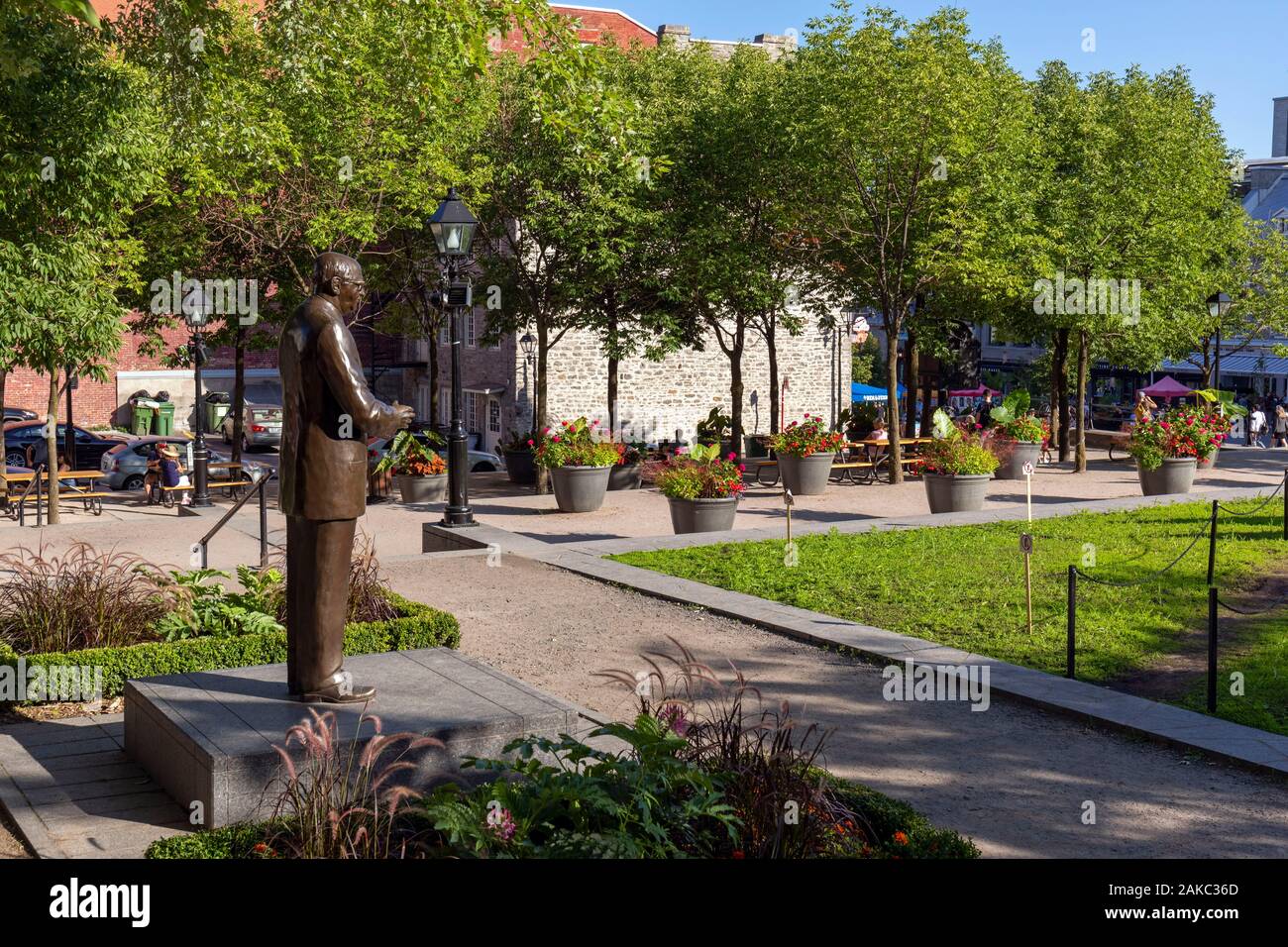 Canada, Provincia di Quebec, Montreal Vecchia Montreal, luogo Jacques-Cartier, giardino di fronte al Palazzo del Municipio, la statua in bronzo di Jean Drapeau, ex sindaco della città e di artista Annick Bourgeau Foto Stock