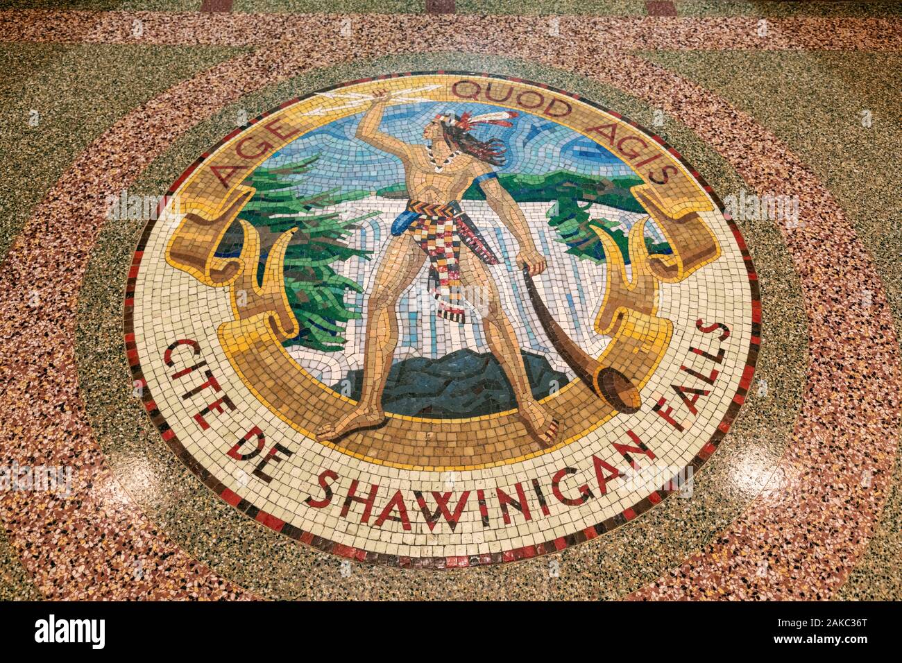 Canada, Provincia di Quebec, Mauricie regione, città di Shawinigan, Mosaico in entrata del municipio che rappresenta la persona aborigena Foto Stock