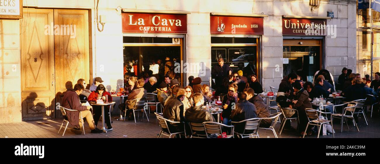 Turisti che si siedono al di fuori di un cafe, Barcellona, Spagna Foto Stock
