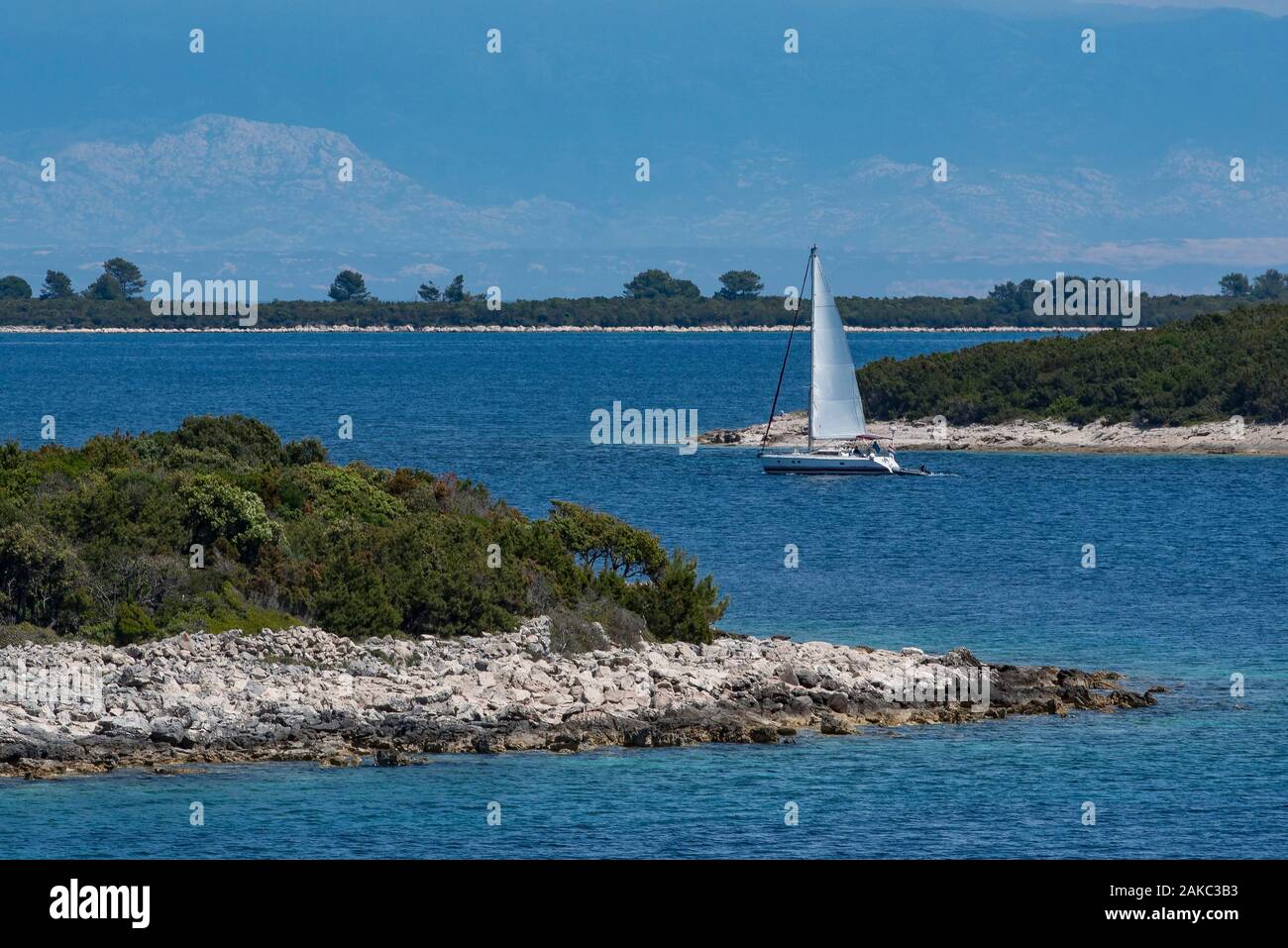 Croazia, nella contea di Primorje-Gorski Kotar, baia di Kvarner, Losinj Island, una barca a vela attraversa lo stretto che la separa dall'isola di IIovik Foto Stock