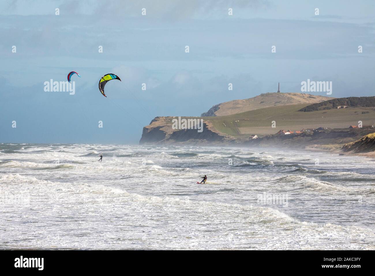 Francia, Pas de Calais, Côte d'Opale, Wissant bay a marea alta su un giorno di tempesta e grande marea, kite surfing (Cap Blanc Nez in background) Foto Stock