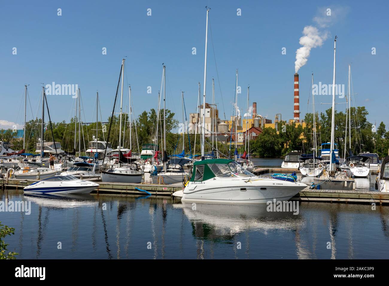 Canada, provincia del Québec, Regione Mauricie, Trois-Rivières, St Quentin Island Park Marina e i camini di fondo di Wayagamack Kruger Inc. Foto Stock