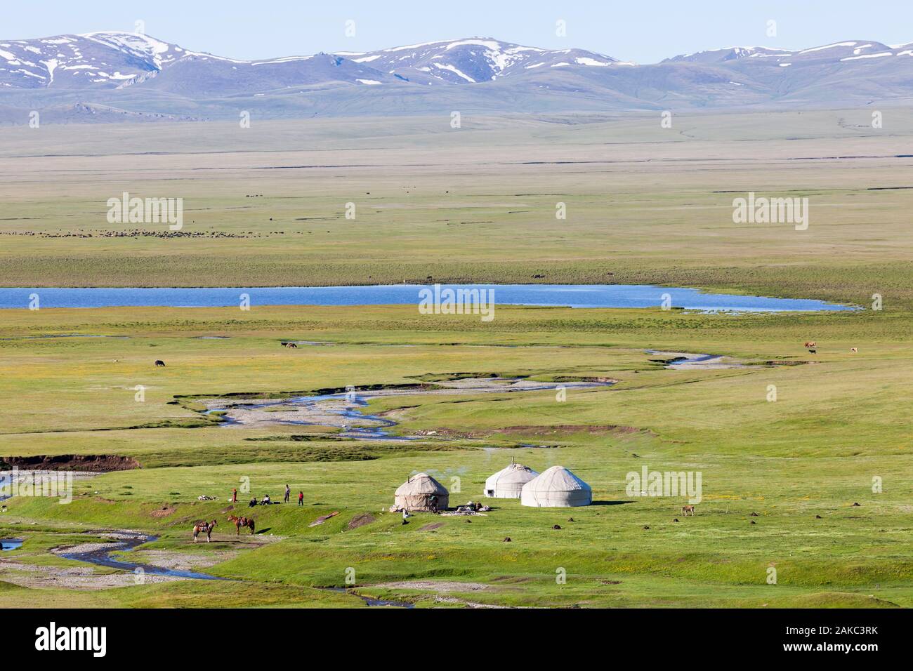 In Kirghizistan, provincia di Naryn, Son-Kol lago, altitudine di 3000m, yurt camp, il lago e le montagne sullo sfondo Foto Stock